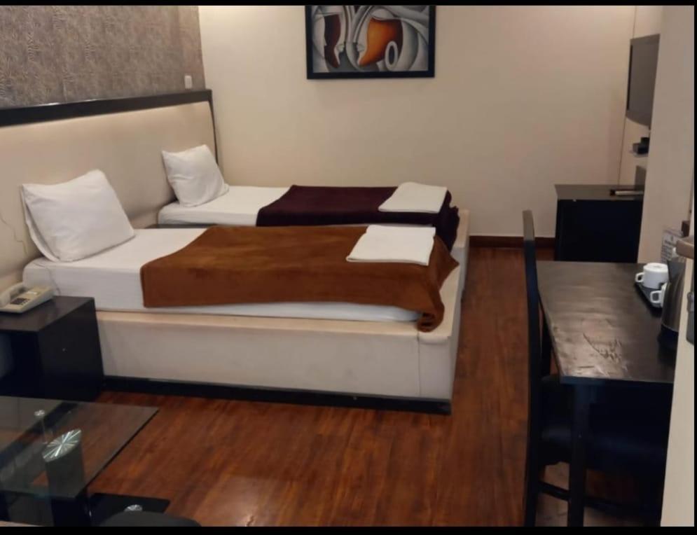 Kartikay Hotel Hisār Habitación foto